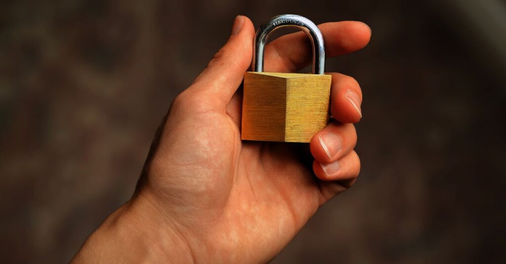 AIに個人情報を入れて大丈夫？ 安全に使うための線引きと、学習させない設定